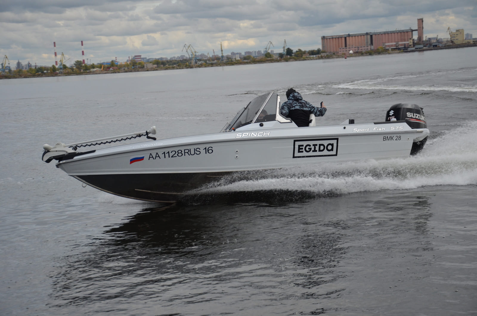 Катер-лодка алюминиевая SPINCH 575 Sport Fish